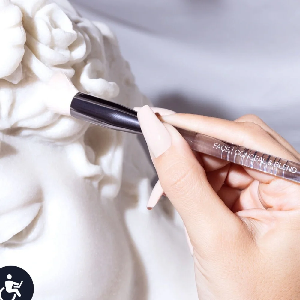 Huda Face Conceal & Blend Make Up Brush, single sided brush